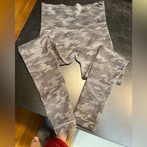 Women’s Muted Grey Camo SPANX size small